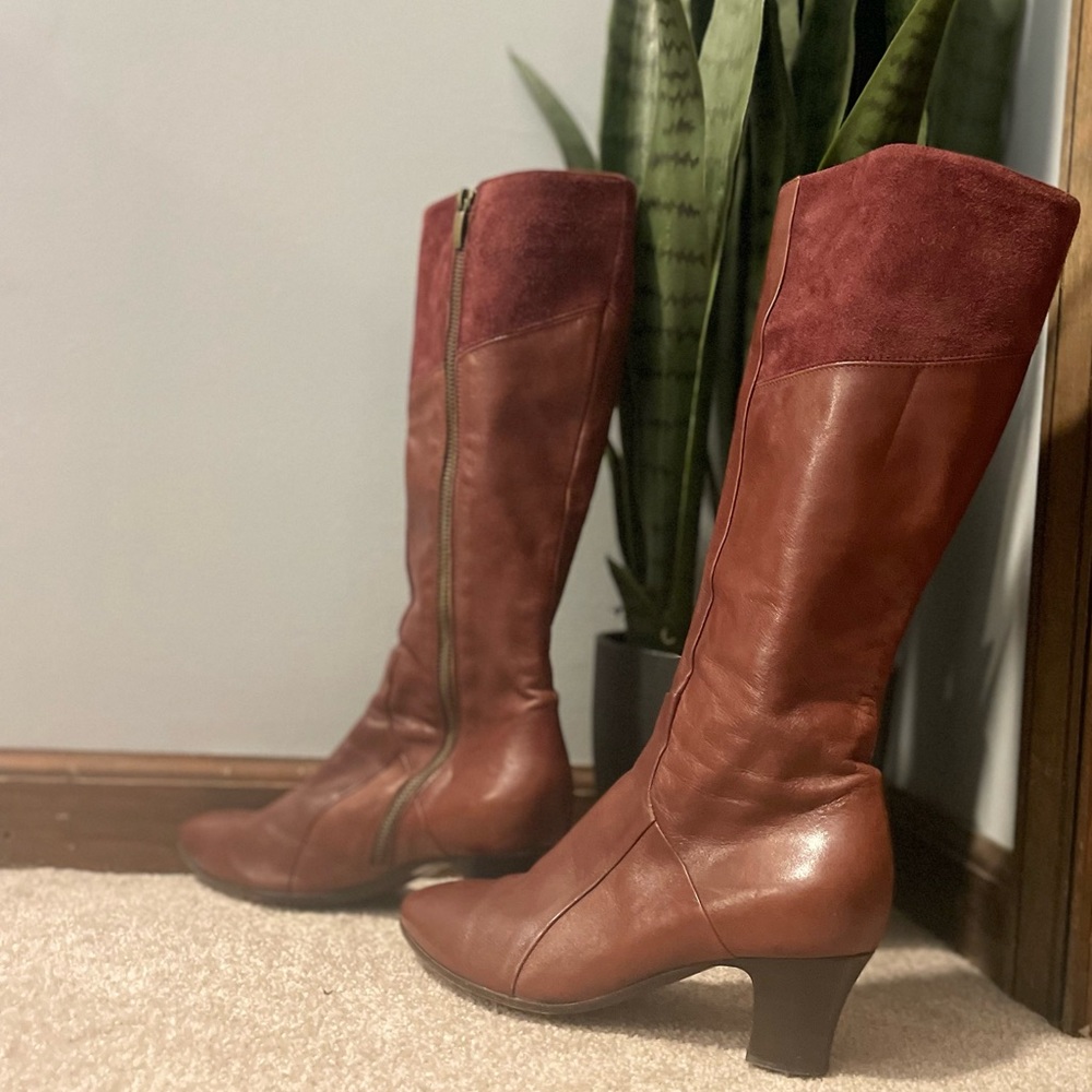 Genuine brown leather and suede boots. Made in Italy.